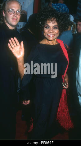 HOLLYWOOD, CA - 28 giugno: la cantante e attrice Eartha Kitt assiste la Paramount Pictures Premiere di "Boomerang" il 28 giugno 1992 presso il Teatro Cinese di Mann in Hollywood, la California. Foto di Barry re/Alamy Stock Photo Foto Stock