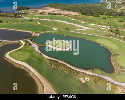 Vista aerea del Putting Green circondato da acqua Foto Stock