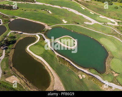 Vista aerea del Putting Green circondato da acqua Foto Stock