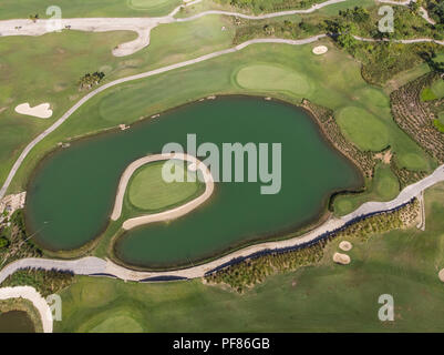 Vista aerea del Putting Green circondato da acqua Foto Stock