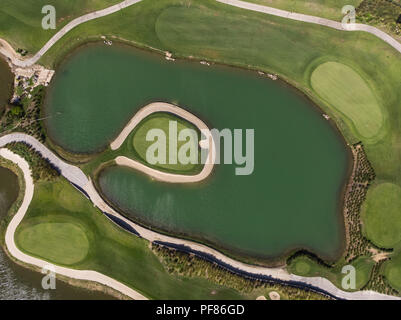 Vista aerea del Putting Green circondato da acqua Foto Stock