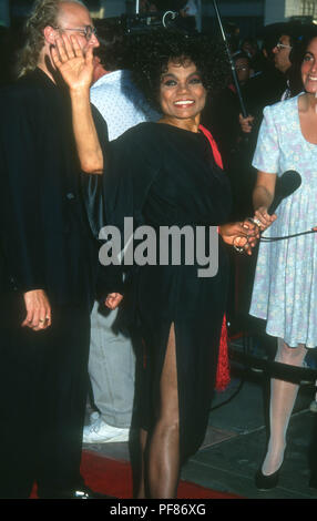 HOLLYWOOD, CA - 28 giugno: la cantante e attrice Eartha Kitt assiste la Paramount Pictures Premiere di "Boomerang" il 28 giugno 1992 presso il Teatro Cinese di Mann in Hollywood, la California. Foto di Barry re/Alamy Stock Photo Foto Stock