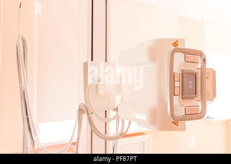 Macchina a raggi X close up in contemporanea Medical Center.dispositivo a raggi x la tabella in un ospedale.le apparecchiature a raggi X .sala operatoria con raggi X di scansione medico.Il fuoco selettivo.spazio copia Foto Stock