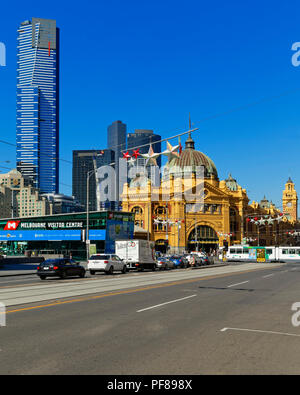 La stazione di Flinders Street e l'edificio pi alto di Melbourne, l'Eureka Tower dietro. Foto Stock