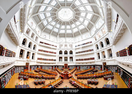 La Trobe Sala lettura presso la Biblioteca dello Stato di Victoria, Melbourne, Australia Foto Stock