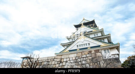 Il famoso patrimonio, il castello di Osaka sotto luminosi drammatico blu cielo nuvoloso e sole in Giappone Foto Stock