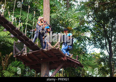 Famiglia Travel Tourist Godetevi viaggio entusiasmante attrazione turistica in Chiang Mai - Il Volo del Gibbone Foto Stock