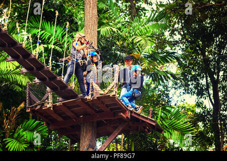 Famiglia Travel Tourist Godetevi viaggio entusiasmante attrazione turistica in Chiang Mai - Il Volo del Gibbone Foto Stock