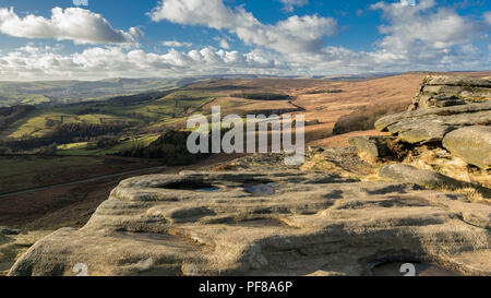 Questa è la splendida vista dal bordo Stanage che si trova in alto l'area di picco del Peak District Parco Nazione. Foto Stock