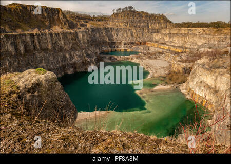 Si tratta di una cava in disuso situato vicino a Wirksworth nel Derbyshire. Sì questa laguna verde è effettivamente nel Derbyshire! Foto Stock