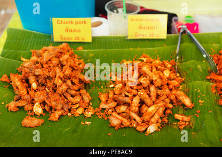 Tradizionali asiatici street food sull'isola tropicale nel mercato all'aperto Foto Stock