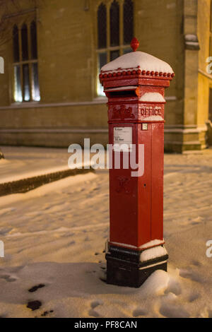 Postbox nella neve Foto Stock