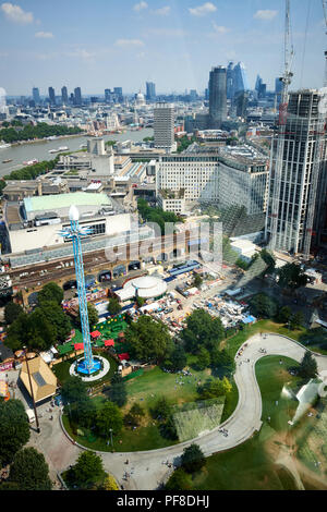 London / UK - 26 Luglio 2018: la vista di Londra guardando oltre il Tamigi dal London Eye sulla banca del sud Foto Stock