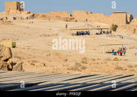 Israele, Masada i turisti che visitano il sito Foto Stock