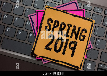 Conceptual la scrittura a mano che mostra la molla 2019. Business photo vetrina periodo dell'anno in cui i fiori luogo seguente stagione invernale carte Inspira tastiera Foto Stock