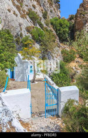 Ortodossia piccola cappella al di sotto di grotta di Pitagora, Monte Kerketeas, vicino Kambos, Isola di Samos, Mar Egeo, Grecia Foto Stock