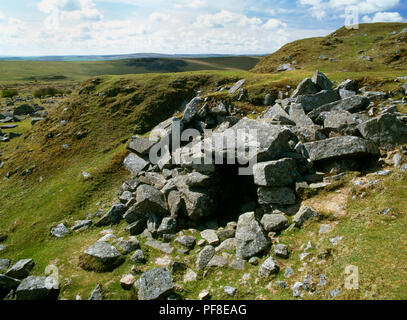 Ricostruito portico di Daniel Gumb il rifugio vicino al granito Cheesewring tor su Bodmin Moor, Cornwall, Regno Unito. Foto Stock