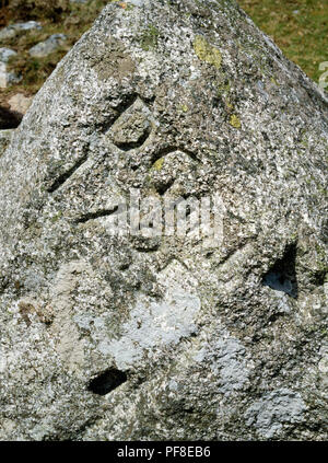 Dettaglio di D Gumb 1735 iscrizione sulla roccia a destra del rifugio ricostruito portico vicino al granito Cheesewring tor su Bodmin Moor, Cornwall, Regno Unito. Gumb era un Foto Stock