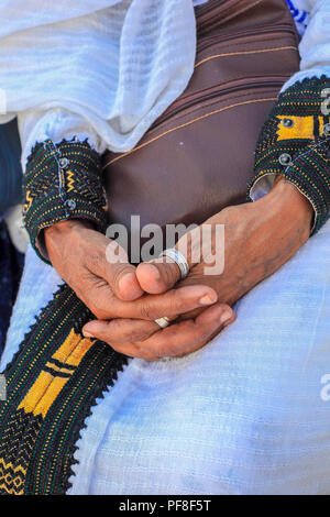 Thiopian donna, a riposo durante il festival SIGD, SIGD, l'Etiope principale festa religiosa si tiene ogni anno a Gerusalemme ed esprime loro yearni Foto Stock