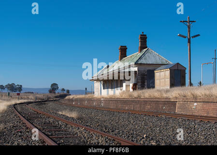 Ora chiuso e intavolato, Raglan stazione ferroviaria non è la versione standard del numero 9 tipo stazione costruita nel 1890 dal legno con un tetto di ferro Foto Stock