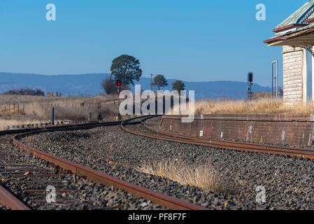 Ora chiuso e intavolato, Raglan stazione ferroviaria non è la versione standard del numero 9 tipo stazione costruita nel 1890 dal legno con un tetto di ferro Foto Stock