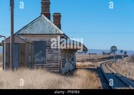 Ora chiuso e intavolato, Raglan stazione ferroviaria non è la versione standard del numero 9 tipo stazione costruita nel 1890 dal legno con un tetto di ferro Foto Stock