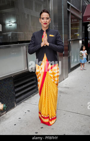 Un bel Air India hostess che pongono al 2018 India parata del giorno nella città di New York. Foto Stock