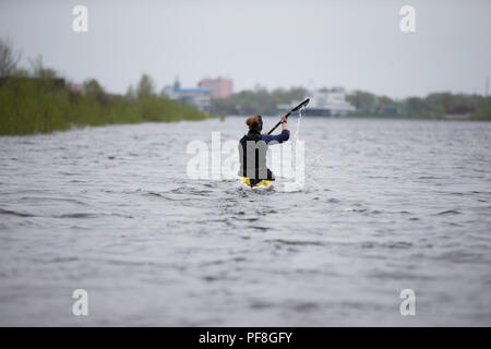 La Bielorussia, Gomel, 25 aprile 2018. Formazione in barca a remi. Una donna è in canoa Foto Stock