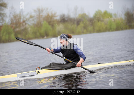 La Bielorussia, Gomel, 25 aprile 2018. Base a remi. Formazione in barca a remi.futuro campione in barca a remi Foto Stock