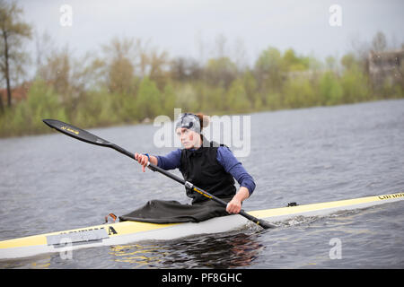 La Bielorussia, Gomel, 25 aprile 2018. Base a remi. Formazione in barca a remi. Foto Stock