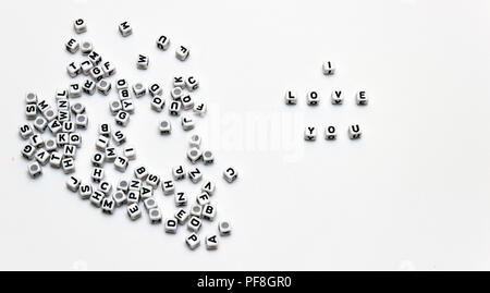 Messaggio ti amo scritto in dadi con spazio di copia Foto Stock