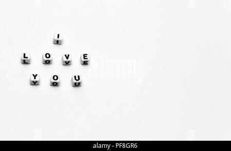 Messaggio ti amo scritto in dadi con spazio di copia Foto Stock