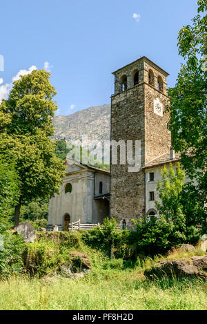 Vista del castello medievale torre in pietra di Hereres, oggi il campanile della chiesa parrocchiale, girato in una luminosa giornata estiva di Perloz, valle del Lys, Aosta, Italia Foto Stock