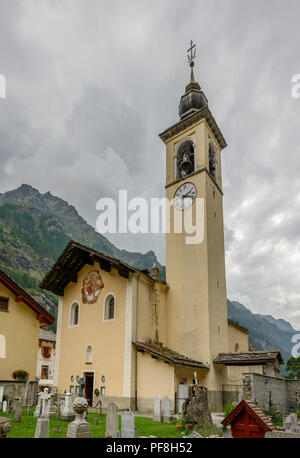 Vista della chiesa della Santa Trinità ed il campanile e del vicino cimitero, girato in una luminosa estate giorno nuvoloso a Gressoney La Trinite, valle del Lys, Aosta, Ita Foto Stock