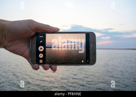 19 agosto 2018-Bucarest, Romania. Una ragazza di scattare foto con il suo telefono Samsung Foto Stock