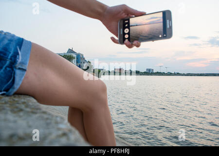 19 agosto 2018-Bucarest, Romania. Una ragazza di scattare foto con il suo telefono Samsung Foto Stock