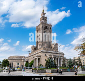 Gli anni cinquanta Palazzo della Cultura e della scienza (PaÅ'ac Kultury i Nauki o PKiN), un notevole punto di riferimento nella capitale polacca, a Varsavia, Polonia Foto Stock