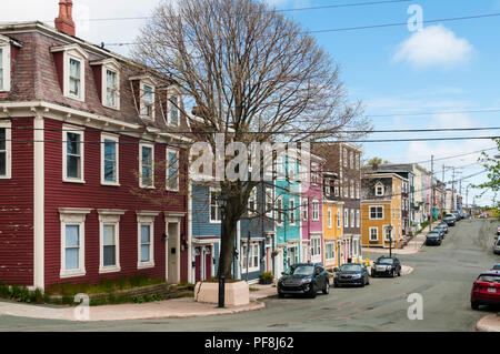 Jellybean Riga o case colorate su Gower Street a St John, Terranova Foto Stock