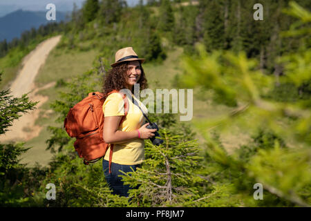 Giovane donna turistica prendendo una foto del paesaggio. Foto Stock