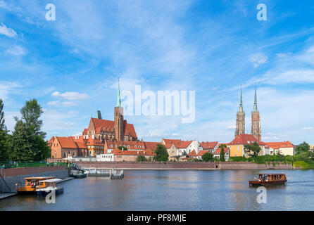 Wroclaw, Polonia. Vista sul fiume Oder fino alla Cathedral Island con la Cattedrale a destra e la Chiesa della Santa Croce a sinistra, Wroclaw, Polonia Foto Stock