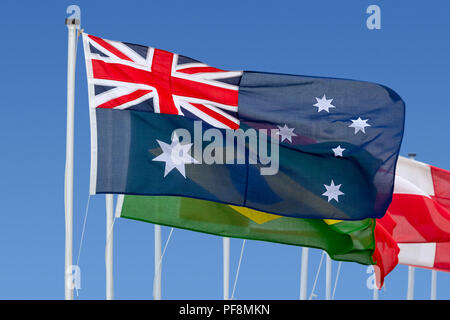 La bandiera australiana svolazzanti nella parte anteriore di una fila di bandiere internazionali Foto Stock