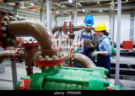 Lavoratori nel sistema di purificazione Foto Stock