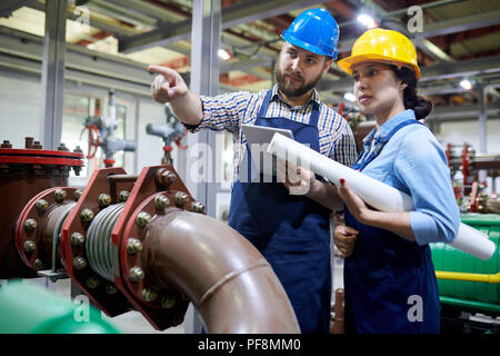 Lavoratori nel sistema di purificazione di acqua Foto Stock