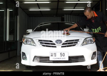 Jan, 28, 60 - in corrispondenza di Nong autolavaggi, Bangkok in Thailandia - Il logo Toyota su una vettura , personale operaio lucidatura a mano per il lavaggio di auto in car wash. Foto Stock