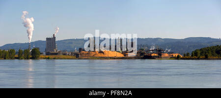 La polpa e la Cartiera lungo il fiume Columbia in Longview Stato di Washington Panorama Foto Stock