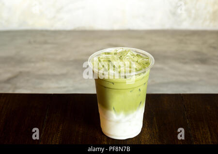 Iced tè verde Matcha latte in take away cup Foto Stock