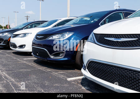 Noblesville - Circa Agosto 2018: i veicoli Chrysler sul display a una concessionaria. Le controllate di FCA sono Chrysler, Dodge e Jeep, Ram Mopar e SRT HO Foto Stock