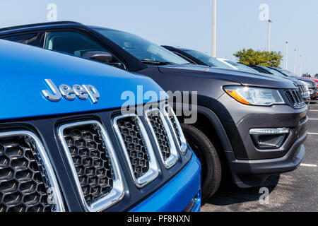 Noblesville - Circa Agosto 2018: Jeep Compass sul visualizzatore in corrispondenza di una Jeep Chrysler concessionaria. Le controllate di FCA sono Chrysler, Dodge e Jeep, Ram Mopar Foto Stock