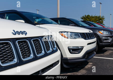 Noblesville - Circa Agosto 2018: Jeep Compass sul visualizzatore in corrispondenza di una Jeep Chrysler concessionaria. Le controllate di FCA sono Chrysler, Dodge e Jeep, Ram Mopar Foto Stock