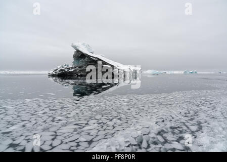 Kangertitivaq, Groenlandia. Enormi iceberg nel fiordo Rødefjord, che fa parte dello Scoresby Sund. Der sogenannte Eisbergfriedhof. Foto Stock